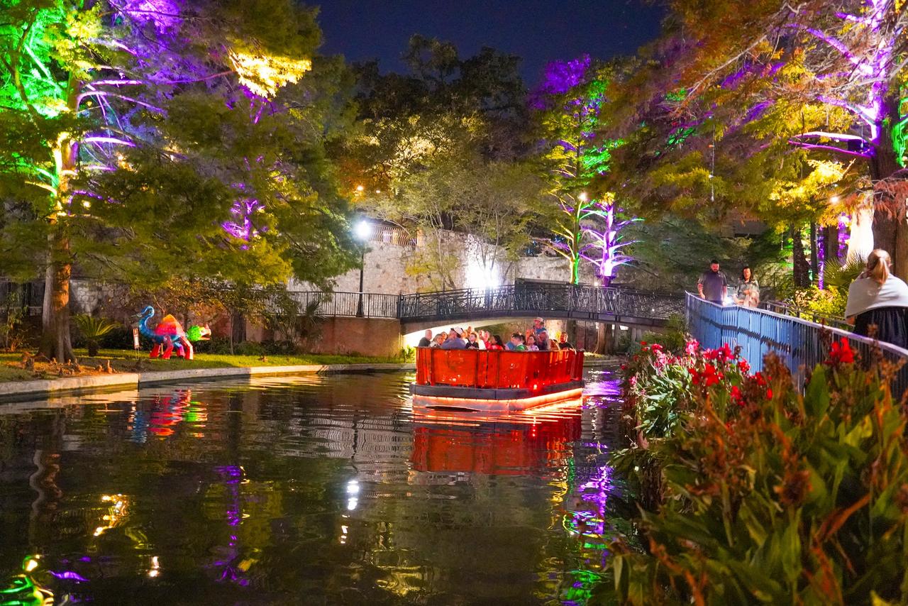 Scenic San Antonio Night Tour with Riverwalk Boat Cruise, photo 5